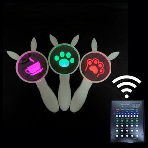 แท่งไฟอะคริลิคแบบกำหนดเอง รีโมท RGB เปลี่ยนสีได้ ไฟ LED สีดำชมพู ไฟฉายพกพาสำหรับเชียร์ ของชำร่วยงานปาร์ตี้ วัสดุ ABS - Product Image 2