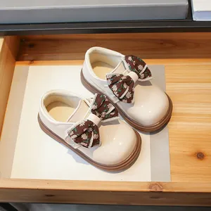 Mädchen-Bogen-Schuhe Babykleder-Schuhe 2024 Herbst und Winter weiche sohle Prinzessinschuhe solide Farbe schwarze Loafers Großhandel