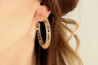 Vente en gros personnalisée de boucles d'oreilles en forme de cercle en forme de flocon d'or lucite et de fleur incrustée de résine/boucles d'oreilles cerclées confettis à paillettes transparentes avec point d'or