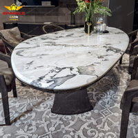 Table à manger ronde de luxe avec plateau en marbre et chaises Mobilier de maison élégant pour appartement ou villa