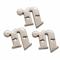Plaque métallique élégante en alliage de zinc, pré-percée à coudre, avec logo personnalisé, finition brillante ou givrée, pour accessoires de tudung et hijab en Malaisie
