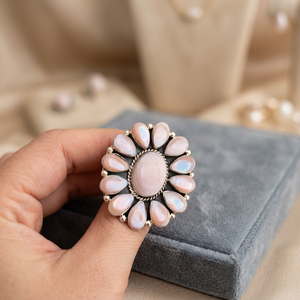 Bague artisanale en argent sterling 925 massif plaqué rhodium, ornée de nacre rose naturelle en forme de fleur, idéale pour les soirées - Product Image 2
