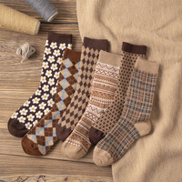 Vente en gros de chaussettes à poils personnalisées Chaussettes mi-tube pour femmes automne et hiver Bas en coton rétro Chaussettes à fleurs pour femmes