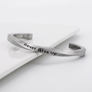 Yunnique Brazalete de acero de titanio de moda con grabado de Never Give Up, joyería de regalo unisex - Product Image 4