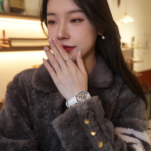 นาฬิกาข้อมือกลไกซิโล่ คาเมลเลีย หน้าปัดกลม 38 มม. สายเหล็กสีเงิน นาฬิกาผู้หญิงพร้อมหัวเข็มขัด - Product Image 4