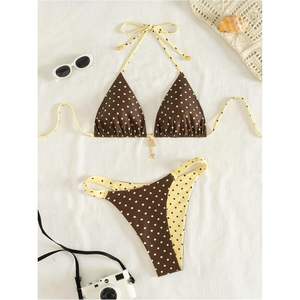 Conjunto de Bikini Personalizado para Mujer con Estampado de Lunares, Top Triangular Halter, Traje de Baño de Dos Piezas con Ribete en Contraste, Ropa de Playa Elástica - Product Image 1
