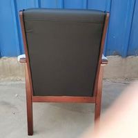 Chaise de bureau moderne à pieds fixes en cuir PU, accoudoirs en bois massif, chaise de visiteur exécutive
