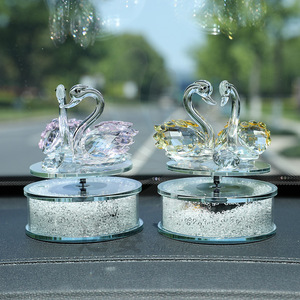 Ornement de voiture en forme de cygne en cristal, décoration rotative en verre à énergie solaire, cadeau de mariage pour les couples - Product Image 1