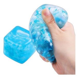 Jouet sensoriel anti-stress flocon de neige en TPR transparent de 4,0 cm, jouet à presser en forme de cube d'eau à remontée lente pour soulager l'anxiété - Product Image 2