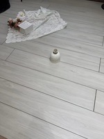 Carrelage en porcelaine gris mat effet bois 150x900mm, céramique pleine masse aspect planche de bois pour salon (vente en gros)