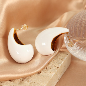 Boucles d'oreilles clous en époxy blanc et or, forme goutte d'eau, design brillant et bombé, bijoux de mode - Product Image 2