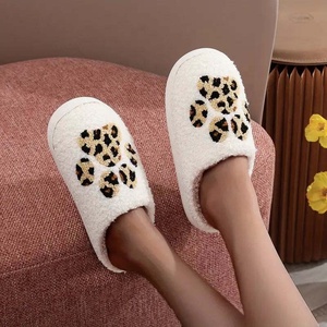 Chaussons unisexes en fourrure à imprimé léopard, pour l'automne et l'hiver, chauds, antidérapants, résistants à l'usure, semelle intermédiaire en EVA respirante, doublure en peluche - Product Image 1