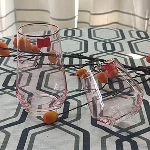 Copas de Vino Rosadas con Borde Dorado, Elegantes y Modernas, Diseño de Flauta de Vidrio Soplado a Mano para Fiestas y Decoración de Bodas - Product Image 4