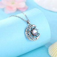 Colliers de femmes en forme de soleil et de lune avec pierre d'opale imitée Placage d'argent Colliers de pendentifs de mariage pour femmes