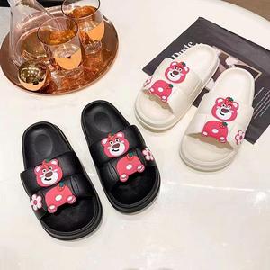 Chaussons de dessin animé pour hommes, noir et blanc, semelle extérieure en EVA antidérapante, été, bout ouvert, dessus en plastique avec logo autocollant. - Product Image 3