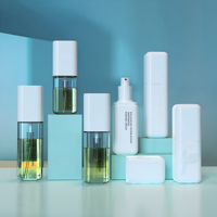Bouteilles carrées en PET à paroi épaisse avec pompe à lotion ou pulvérisateur de brume en option pour toner, essence, soins corporels et emballage cosmétique