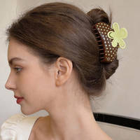 Pince à cheveux en acrylique à pois fraise, vente en gros, mignonne, motif fruit, pour femmes et filles, pince requin, nouvelle arrivée, accessoires capillaires pour usage quotidien