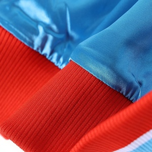 เสื้อแจ็คเก็ตเดนิมทรงบอมเบอร์แบบปะติดปะต่อของรัฐเดลาแวร์ คอตั้งยาว สีน้ำเงิน ตัวเสื้อทำจากเดนิมสีน้ำเงิน แขนเสื้อทำจากผ้าทวิลสีขาว ซับในทำจากผ้าซาตินสีน้ำเงิน - Product Image 4