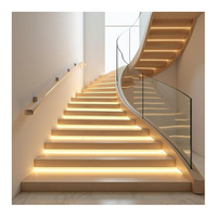Villa au design moderne Escalier en colimaçon avec marches en bois et garde-corps en verre pour une utilisation en appartement