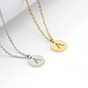 Collier avec pendentif en forme de disque plaqué or 18 carats, gravé avec une lettre personnalisée, bijoux pour femmes, cadeau - Product Image 1