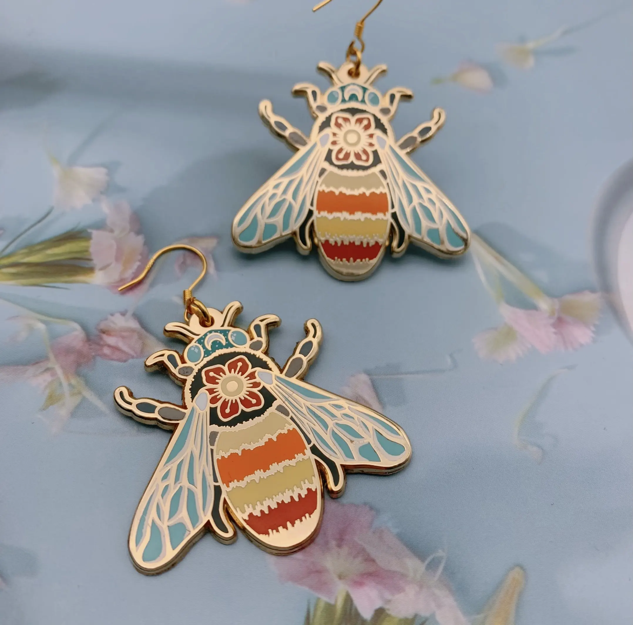 Высококачественные жесткие эмалированные золотые металлические серьги с Пчелкой из серебра пробы с логотипом на заказ