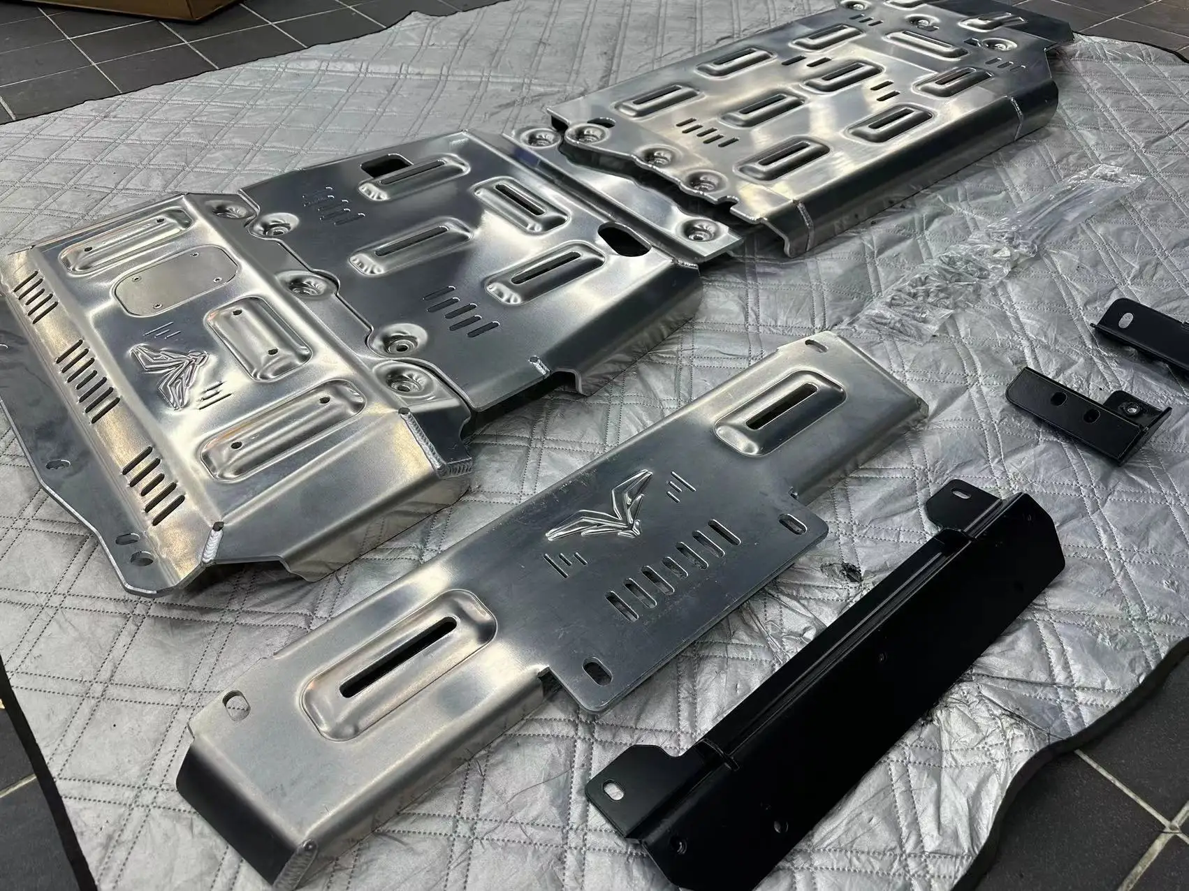 Bro Adventures silberner Motor Chassis Schutzgitter mit Aluminium-Magnesium-Legierung Schildbrett ist geeignet für Toyota Sequoia