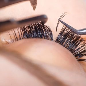 Extensions de cils synthétiques de luxe faites à la main, volume intense, noires, pré-fabriquées 18D/1000, emballage en vrac pour usage professionnel en beauté - Product Image 6