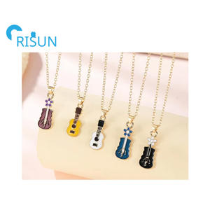 Venta al por mayor nueva música guitarra instrumento collar llavero logotipo personalizado suave duro violín música Club esmalte llavero collar llave - Product Image 1