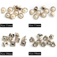 Vente en gros de boutons créatifs en or blanc pour vêtements en plastique avec fausse perle cœur colorée décorée pour femmes