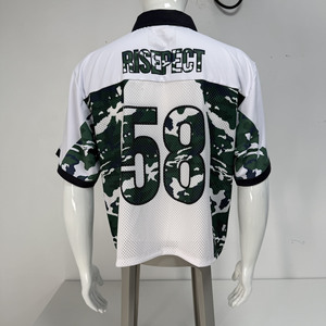 เสื้อเจอร์ซีย์อเมริกันฟุตบอลสไตล์คอปกโปโลลายพรางแบบเรโทร พร้อมดีไซน์สำหรับการพิมพ์แบบ Sublimation และแผ่นระบายความชื้นสำหรับสวมใส่ข้างสนาม - Product Image 3