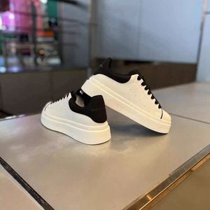 Zapatillas Deportivas Minimalistas Blancas y Negras para Mujer, con Plataforma, de Caña Baja, con Cordones, Casuales, Cómodas, Transpirables, de Moda - Product Image 3