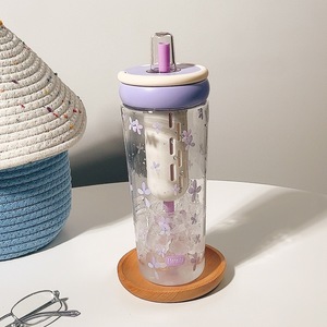 1000ml Niedliche Frucht- und Blumenmuster Umweltfreundliche Plastik-Wasserflasche mit Strohhalm BPA-frei Auslaufsicher für Erwachsene - Product Image 6
