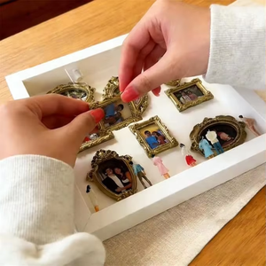 Mini Museo en Miniatura con Marco Dorado y Figuras, Caja de Exhibición DIY para Siluetas del Museo de Nosotros - Product Image 4