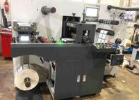 Machine de découpe et de refendage semi-rotative informatisée à haute efficacité, la plus vendue, avec engrenage moteur pour applications d'étiquettes imprimées