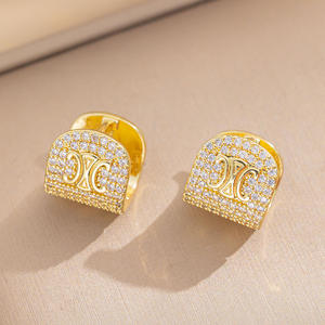 Moda mujer Latón chapado en oro Micro Pave Cubic Zircon lujo Logo Huggie pendientes joyería para fiesta - Product Image 1