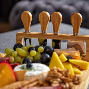 Plateau à charcuterie en bois écologique de grande taille en gros, plateau à fromage en bambou personnalisé avec logo, ensemble avec 4 couteaux - Product Image 4