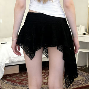 Falda corta asimétrica de encaje de talle bajo para vacaciones de verano, corte ajustado, línea A, informal, para la calle, para combinar en capas - Product Image 3