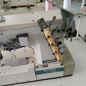 Máquina <span class=keywords><strong>de</strong></span> Coser Overlock <span class=keywords><strong>de</strong></span> Tres Agujas con Cabezal Cuadrado SIRUBA F007 <span class=keywords><strong>de</strong></span> Segunda Mano, Origen Taiwán, China - Product Image 3