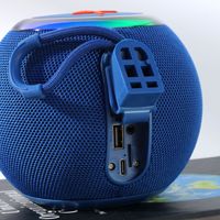 68D #   Haut-parleur portable mini avec lumières LED RGB sans fil, étanche IPX-6, tissu, fente pour carte, caisson de basses