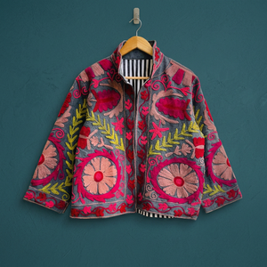 Veste réversible en coton tricoté d'hiver brodée à la main Suzani, motif floral vintage pour femmes - Product Image 2