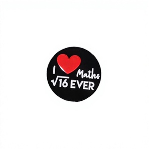 Al por mayor: Broches esmaltados con temática de matemáticas para graduación, broche de ecuación matemática negra, accesorios para mochilas, sombreros y solapas, insignia metálica, regalo de joyería - Product Image 2
