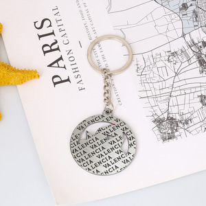 พวงกุญแจโลหะคาราไบเนอร์รูปการ์ตูน3D เก๋ไก๋เก๋ไก๋กระเป๋าของที่ระลึกเวลาเดินทางจี้รูปโลหะผสมสเปนกุญแจน้ำมันหยด - Product Image 5