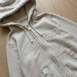 Sudaderas con capucha para hombre, personalizadas al por mayor, de algodón polar, estilo retro universitario, con apliques 3D bordados, con cremallera y corte holgado. - Product Image 1