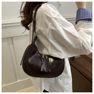 Bolso <span class=keywords><strong>de</strong></span> Media Luna <span class=keywords><strong>de</strong></span> Cuero Sintético Metálico para Mujer con Correa Cruzada Ajustable, Bolso <span class=keywords><strong>de</strong></span> Mano Casual Minimalista, Bolso Tipo Hobo - Product Image 6