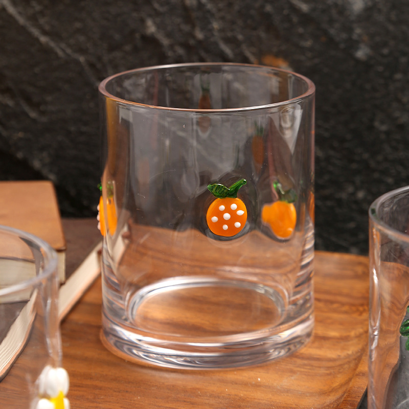 Taza pegajosa naranja de la boca