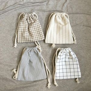 Pochette à cordon en lin lavande résistante à l'humidité avec un élégant design en toile de jute pour l'emballage de bijoux et les cadeaux (personnalisable) - Product Image 2