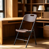 Chaise pliante multi-usage avec assise en plastique et dossier, structure métallique robuste pour la maison, le bureau, les rassemblements, les événements en plein air et la location
