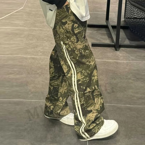 กางเกงลำลองลายพรางสไตล์สตรีท แต่งแถบข้าง แฟชั่นฮิปฮอป ทรงขากว้าง ผ้าสเวตแพนท์ ทรงหลวมสำหรับผู้ชาย - Product Image 1