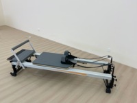Reformer Pilates Demi-Tourneuse Personnalisable en Couleur, Construction en Alliage d'Aluminium pour Studios Domestiques et Commerciaux