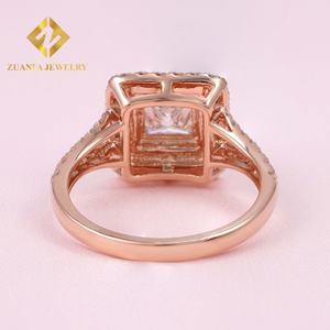 Anillo de Compromiso y Matrimonio de Lujo con Moissanita Princesa de 1.2ct Cultivada en Laboratorio, Engastado a Mano en Oro Amarillo de 14k para Mujer - Product Image 6